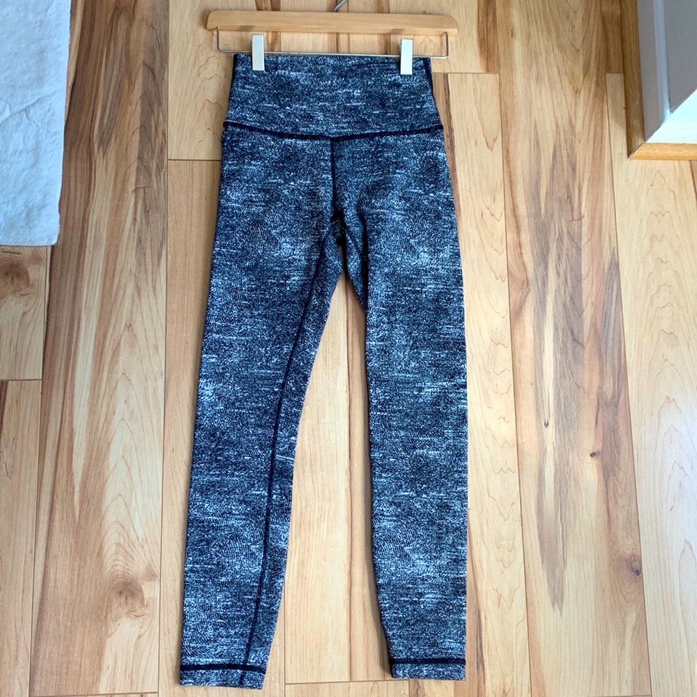 Lululemon Size 4 Black and White Leggings
